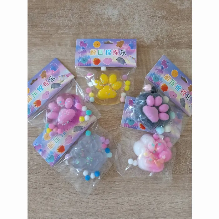 Мека антистрес играчка, скуиши лапичка, таба лапа с топчета